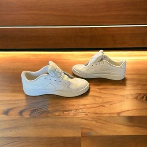 White Nikes courtside style women’s size 7 1/2